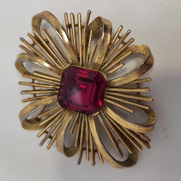 Crown Trifari Gold Tone Ruby Red Crystal Starburst Brooch Pin Vintage Costume - Picture 1 of 5